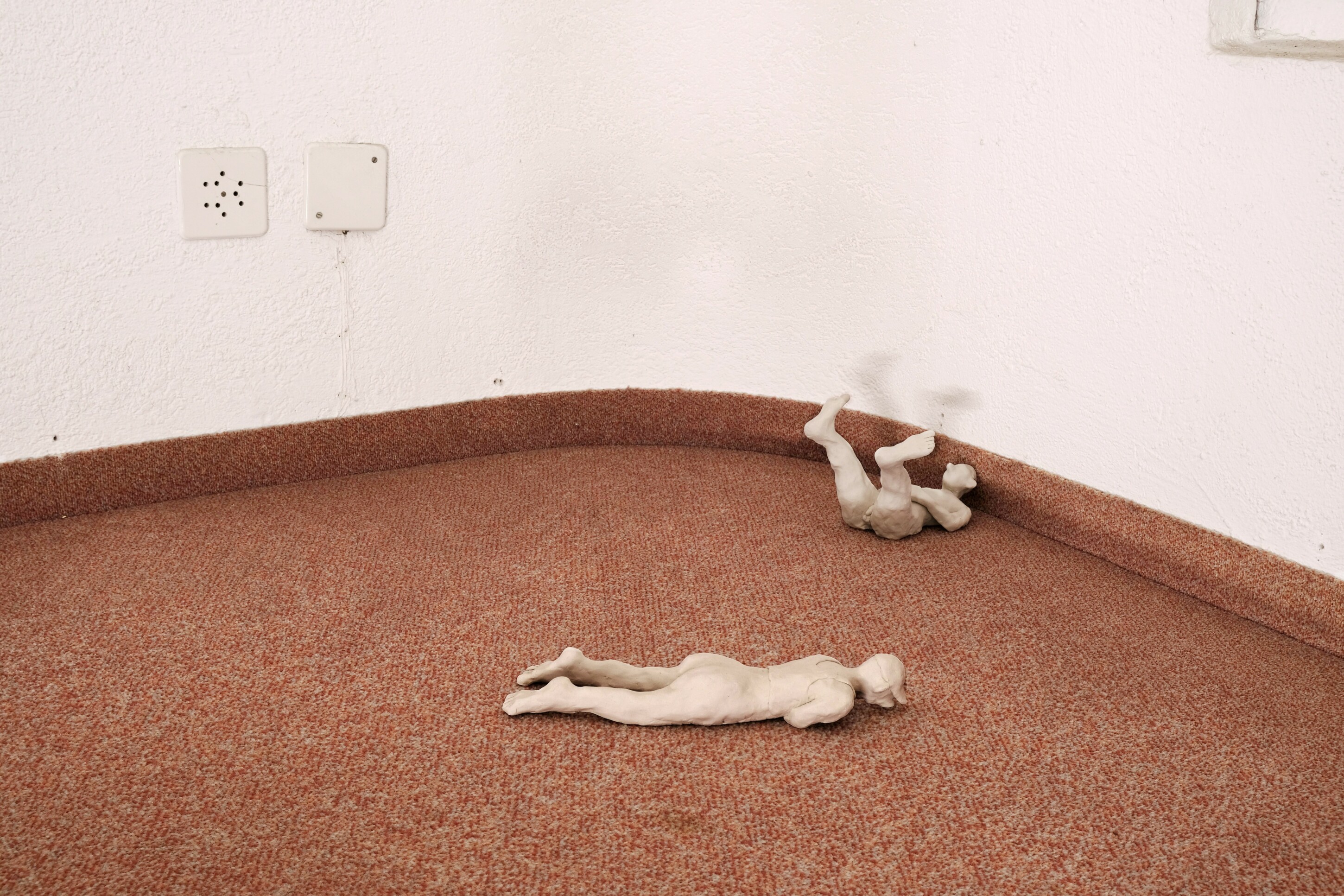 “Ich Bleibe Weich”, 2020, unfired porcelain clay, various dimensions, Exhibition view, UNI Space, Zurich, Photos: Philip Ullrich